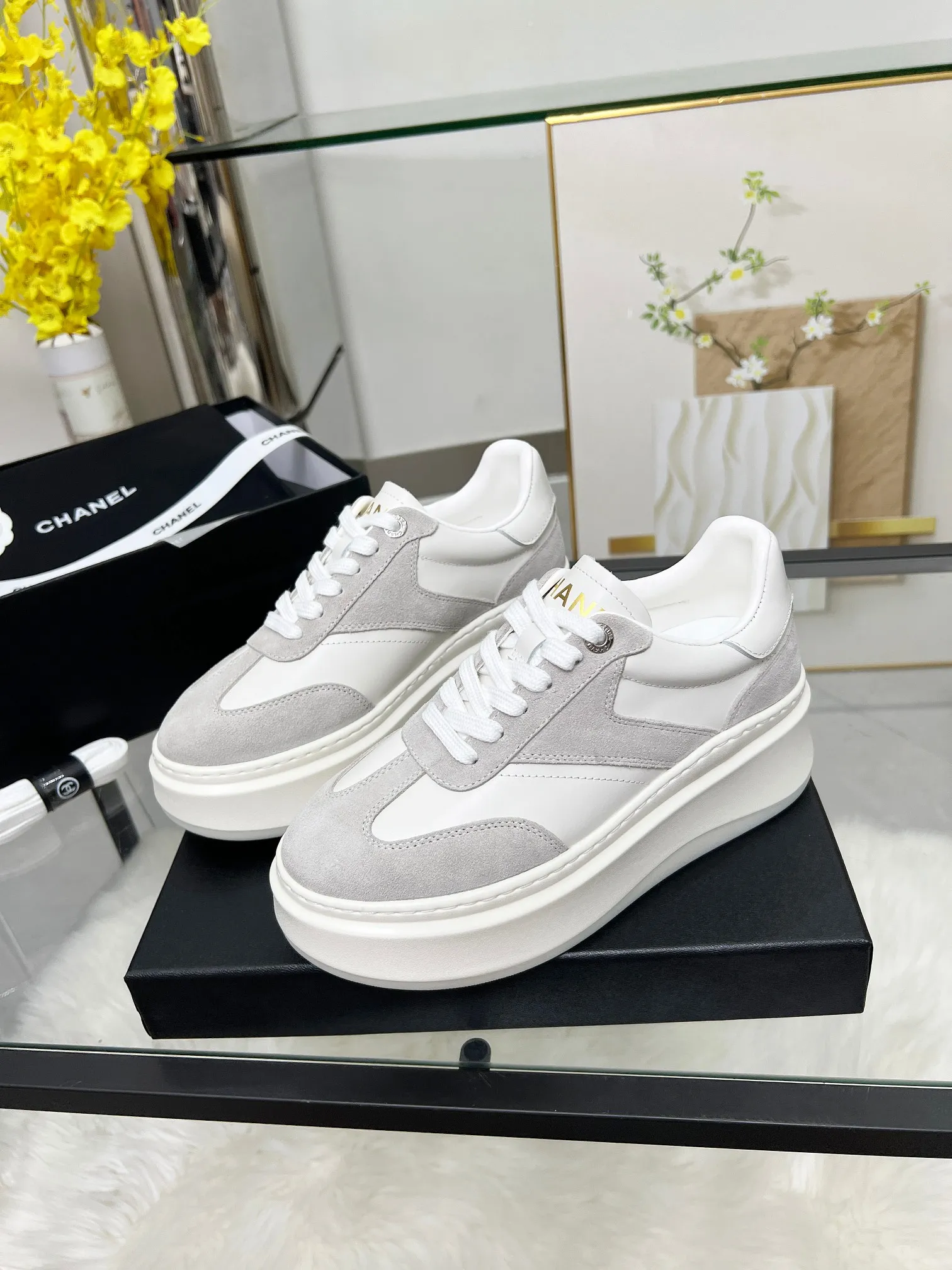 👟👟Ex-factory price 480👟👟 CHANEL 25C spring and summer new sports shoes official website is available at the same time ❤️ Counter out-of-stock kings. Major bloggers are recommending new styles on social days. This season’s new styles are simply eye-catching and look great on the feet. The casual casual sports style is refreshing and natural, interpreting Chanel’s fashionable femininity. The overall customization makes all sports models on the market at that time obsolete. This series is now available for sale! The upper is made of custom imported pebbled calf leather ➕ custom frosted calf leather. The lining is made of original one-to-one professionally customized mesh. Hardware accessories. Original full set of molds (not common in the market). Original custom molded TPU combination outsole. Height 4 cm. Women's size 35-39.